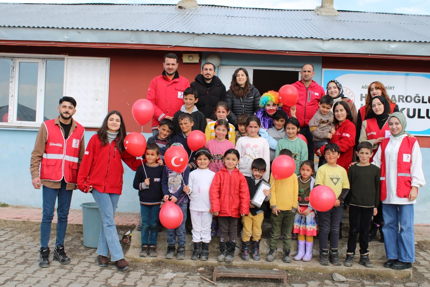Kızılay'dan Eleşkirt'teki öğrencilere sürpriz ziyaret