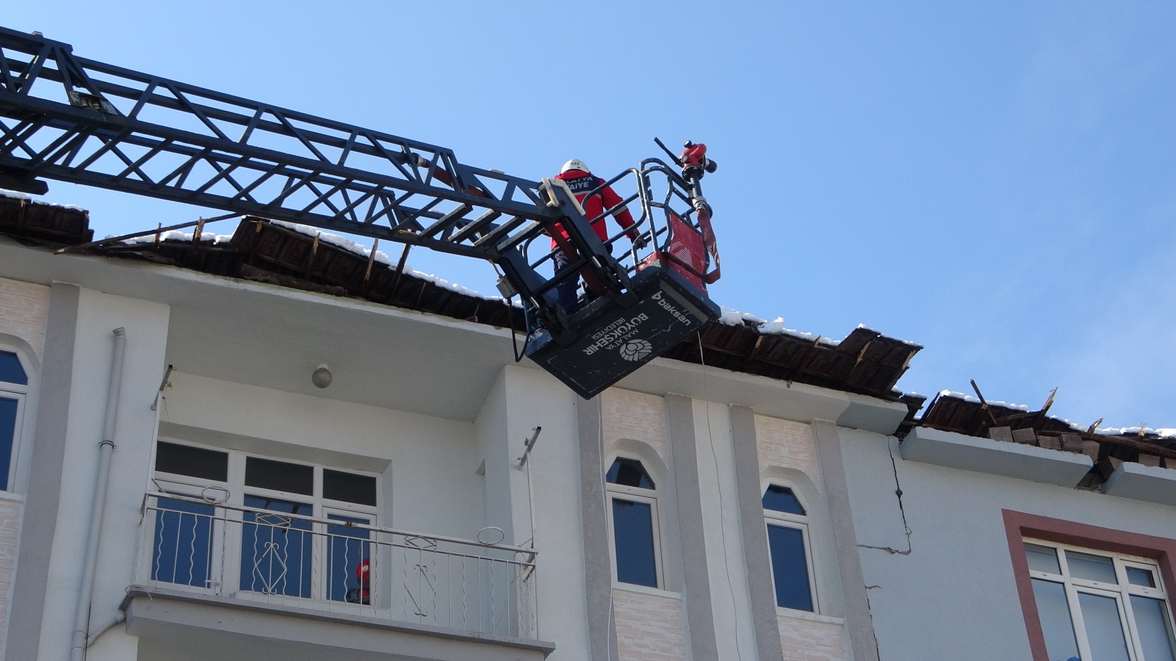 Malatya'da 4 katlı binanın çatısı çöktü