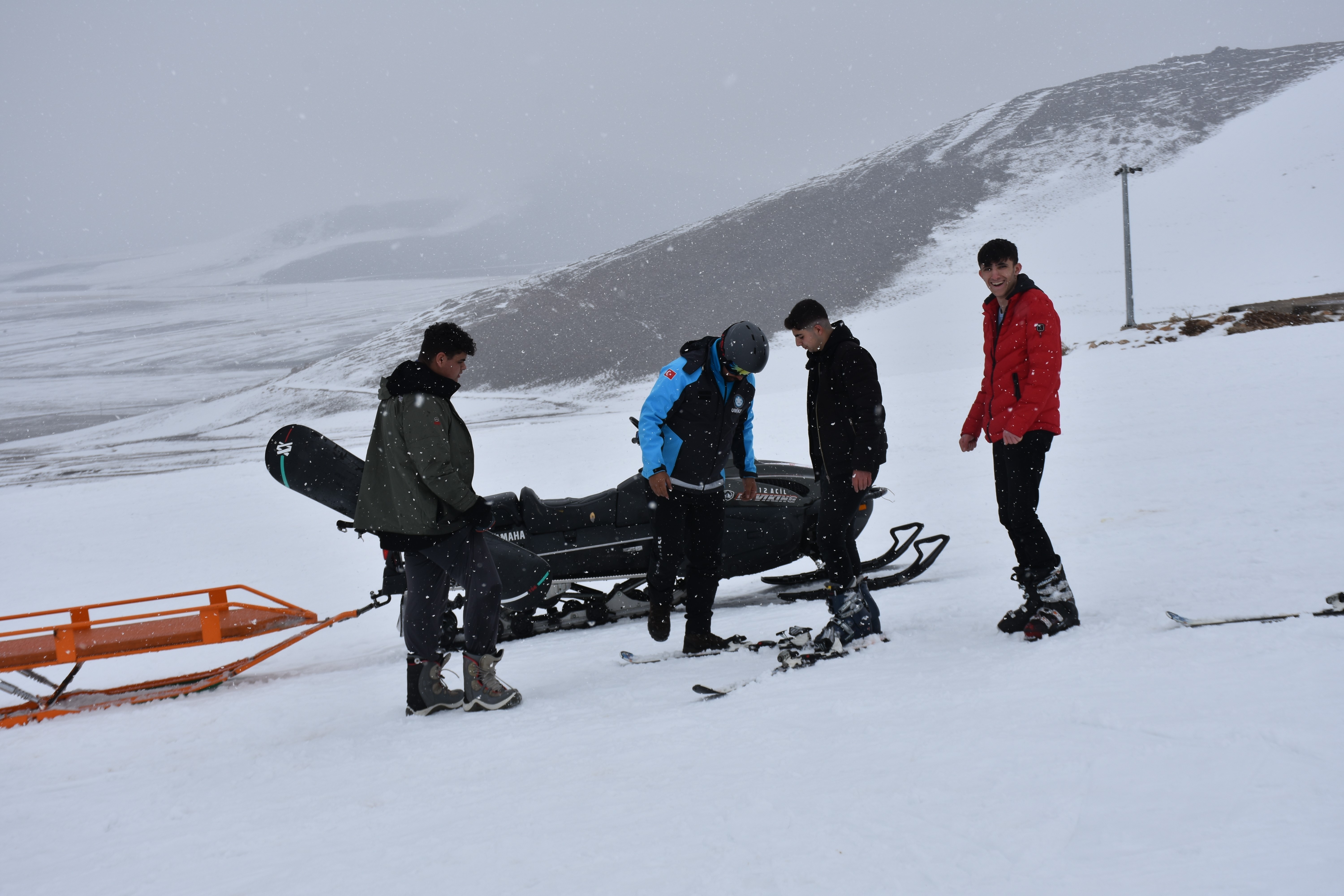 Sağlık ekipleri kayak keyfi yarıda kalmasın diye görev yapıyor