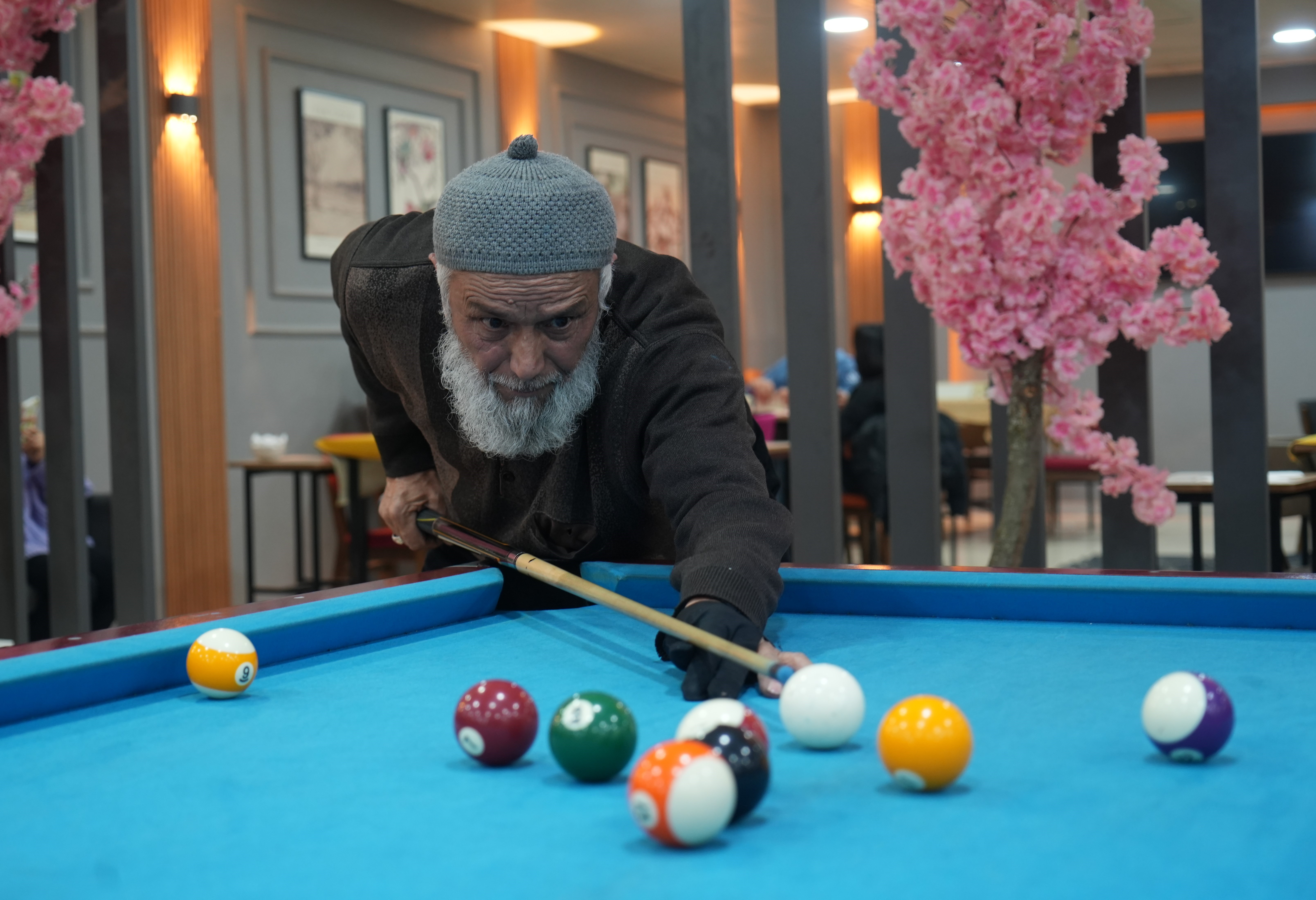 68 yaşındaki Turgut Dede, bilardo tutkusunu 35 yıldır sürdürüyor