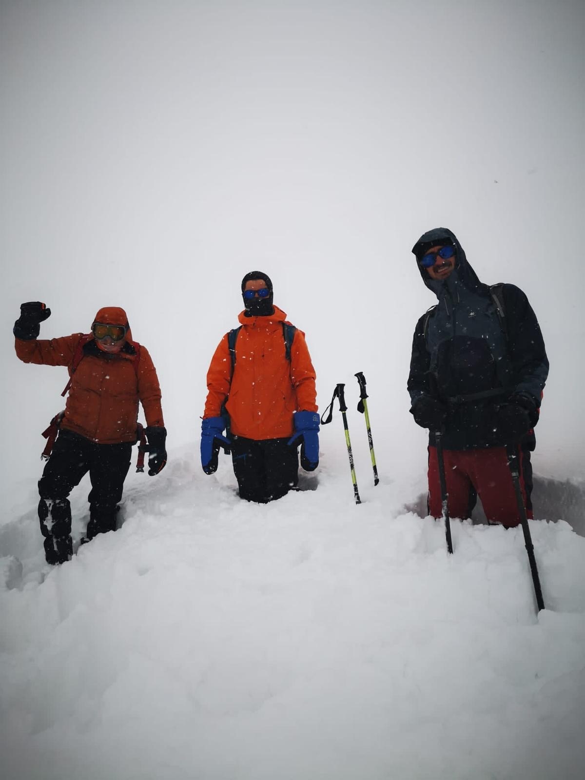 Ağrı'da dağcılar kar ve tipi engeline takıldı