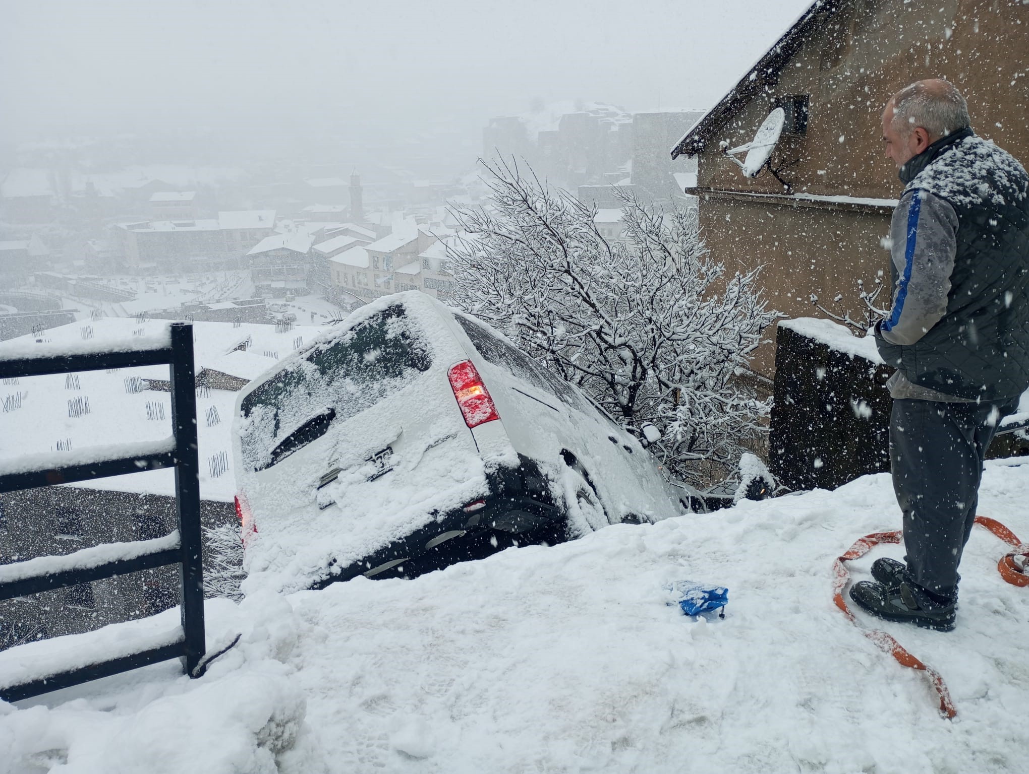Bitlis'te 10 aracın karıştığı zincirleme kazada 16 kişi yaralandı