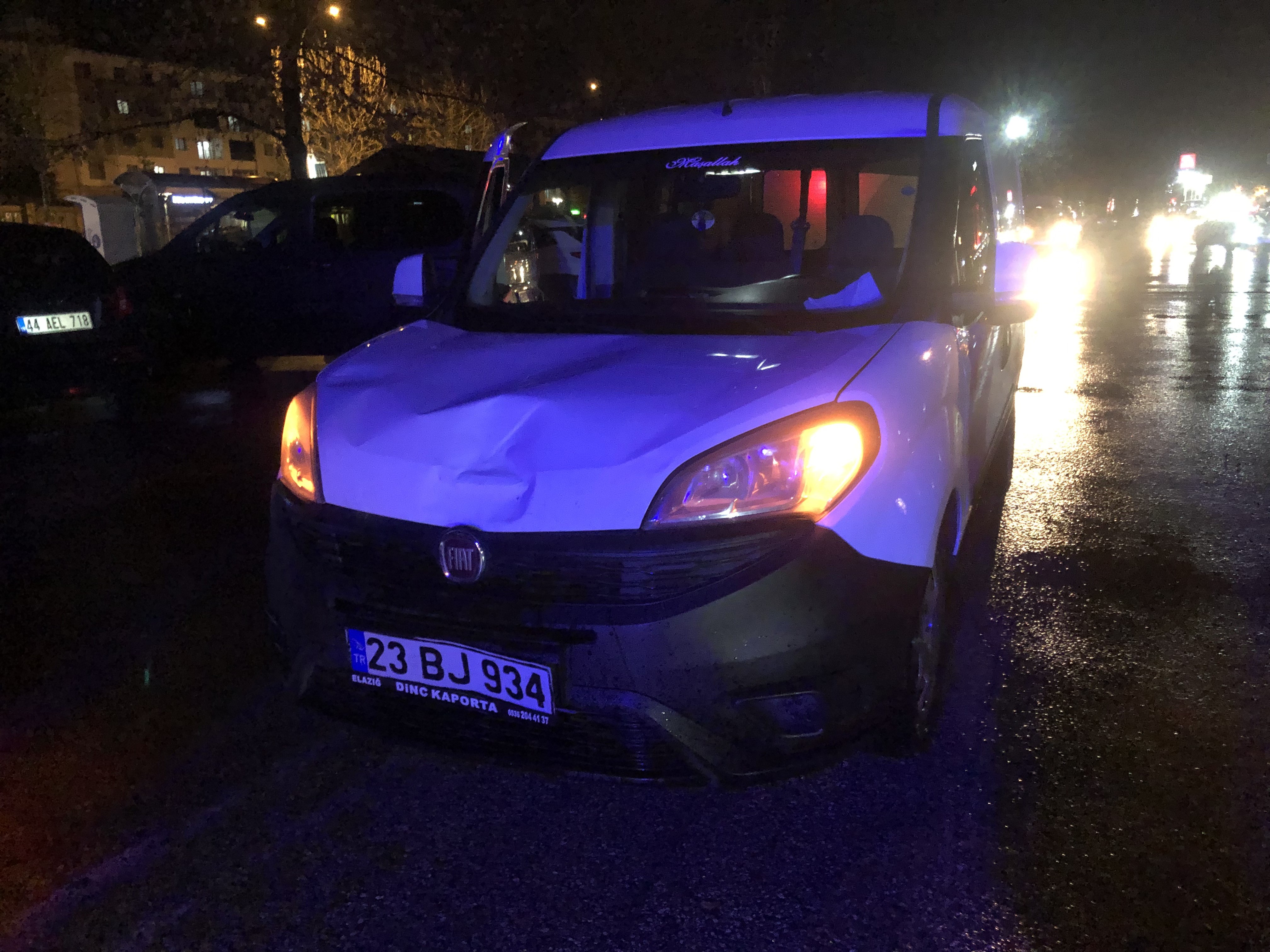 Elazığ'da hafif ticari aracın çarptığı kadın yaralandı
