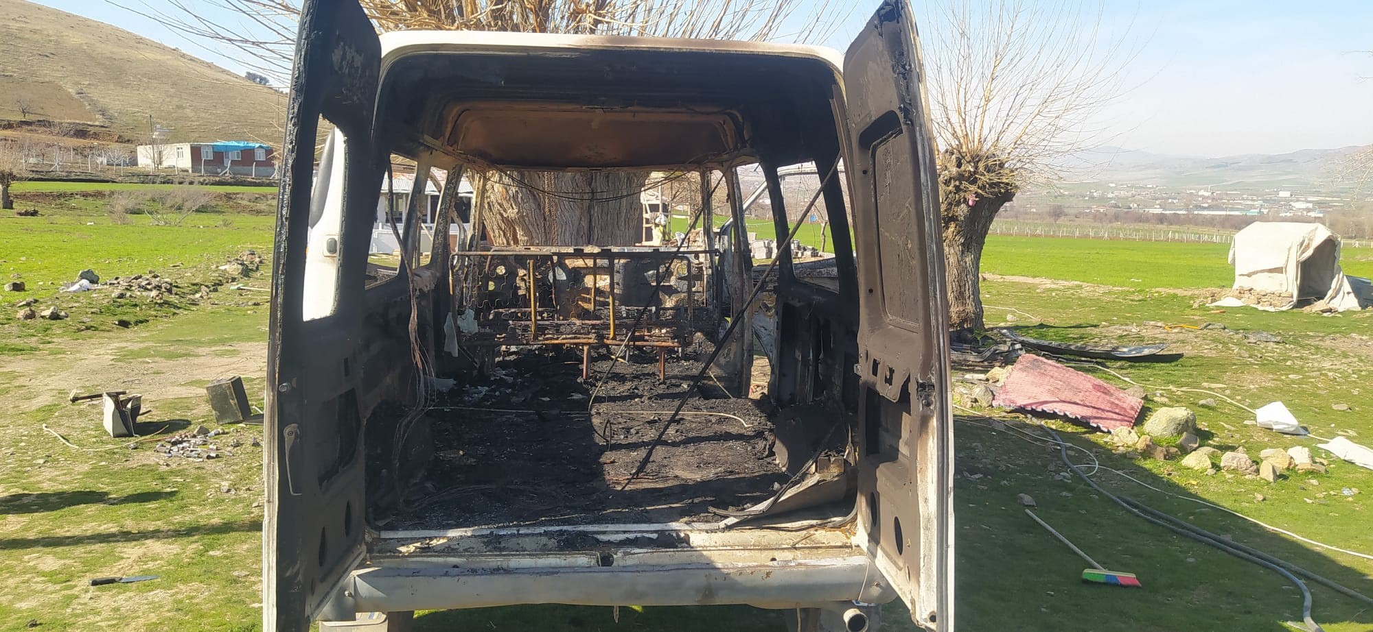 Elazığ'da yanan minibüs kullanılamaz hale geldi