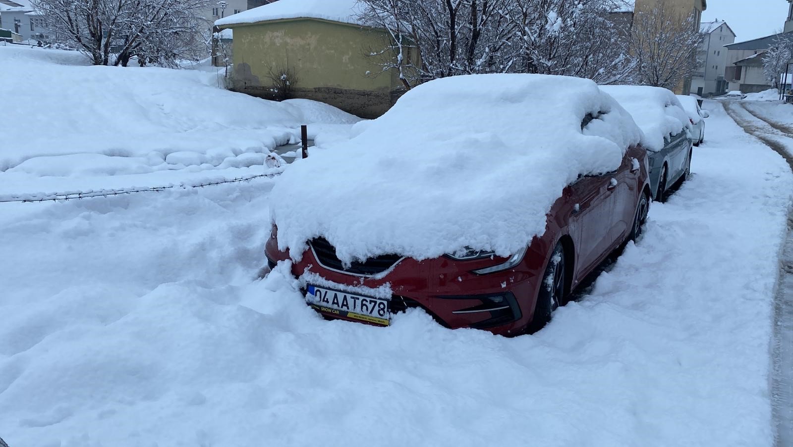 Kar 15 köyün ulaşımını kapattı