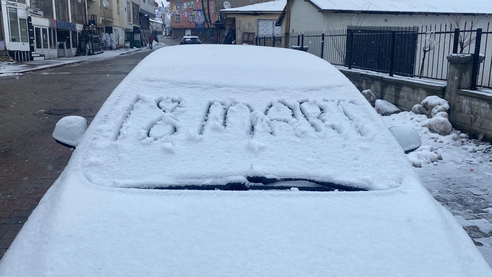 Karlıova'da vatandaşlar yeni güne karla uyandı