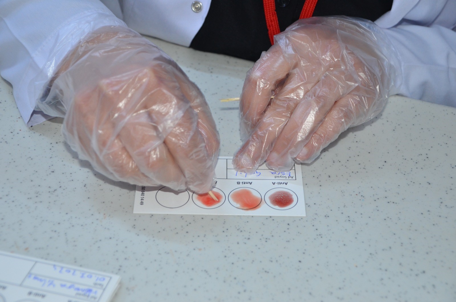 Muş'ta kimya öğretmeni yaptığı çalışmayla 3 saniyede kan grubunu tespit ediyor