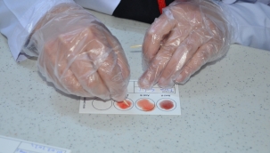 Muş'ta kimya öğretmeni yaptığı çalışmayla 3 saniyede kan grubunu tespit ediyor