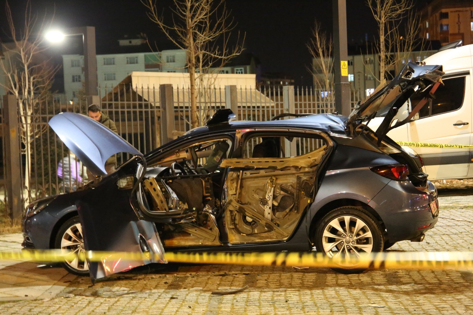 Muş'ta park halindeki araçta patlama meydana geldi, sürücü yaralandı
