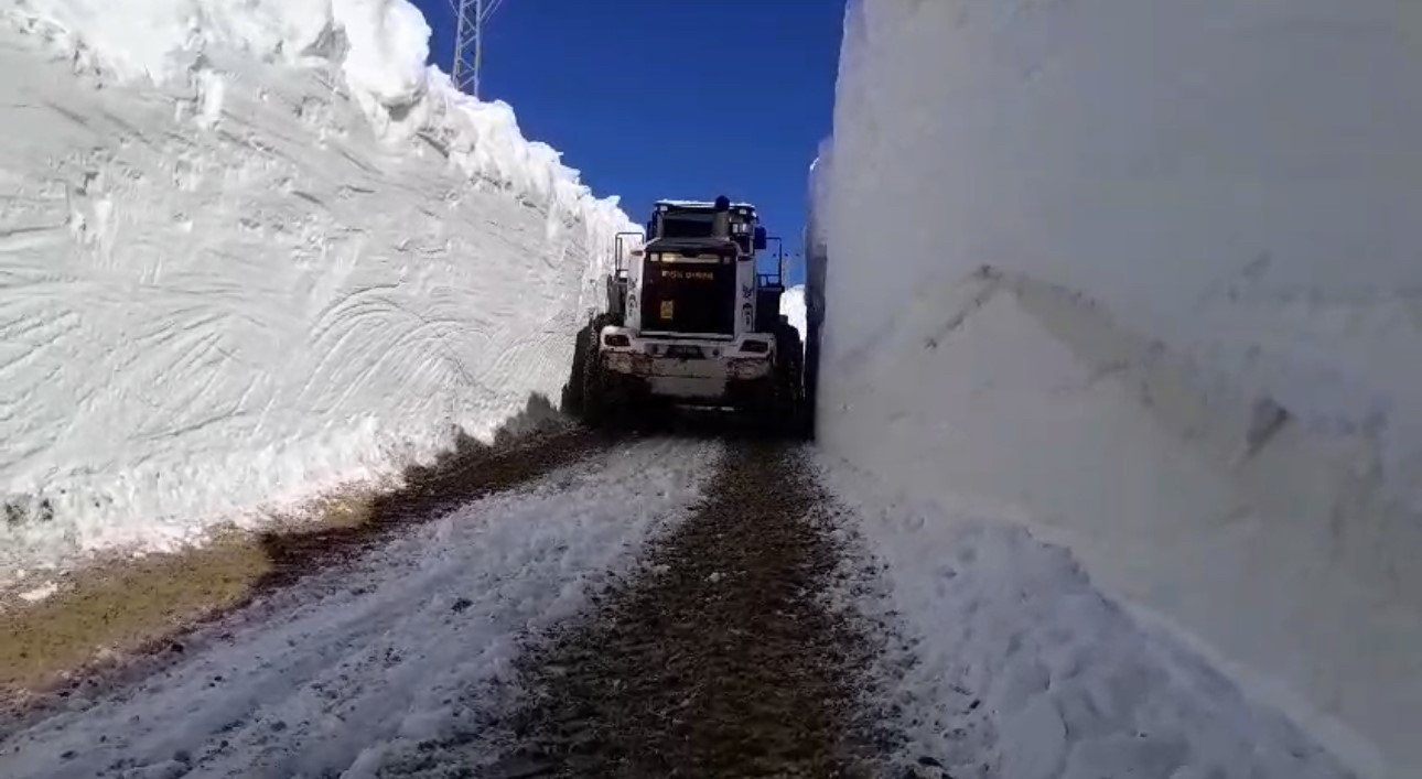 Yüksekova'da 7 metrelik kar tünellerinde çalışmalar devam ediyor