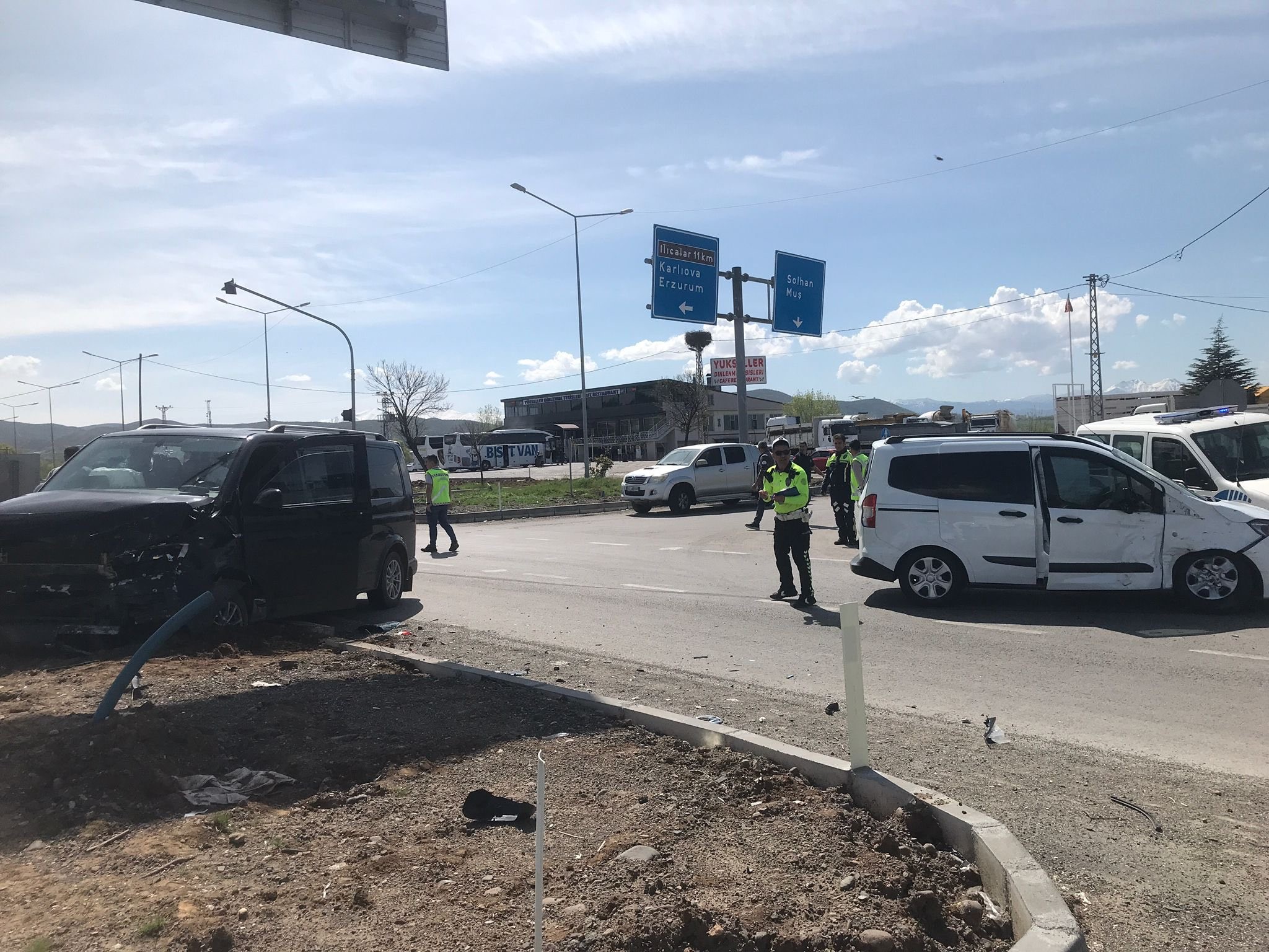 Bingöl'de minibüs ve hafif ticari araç çarpıştı: 15 yaralı