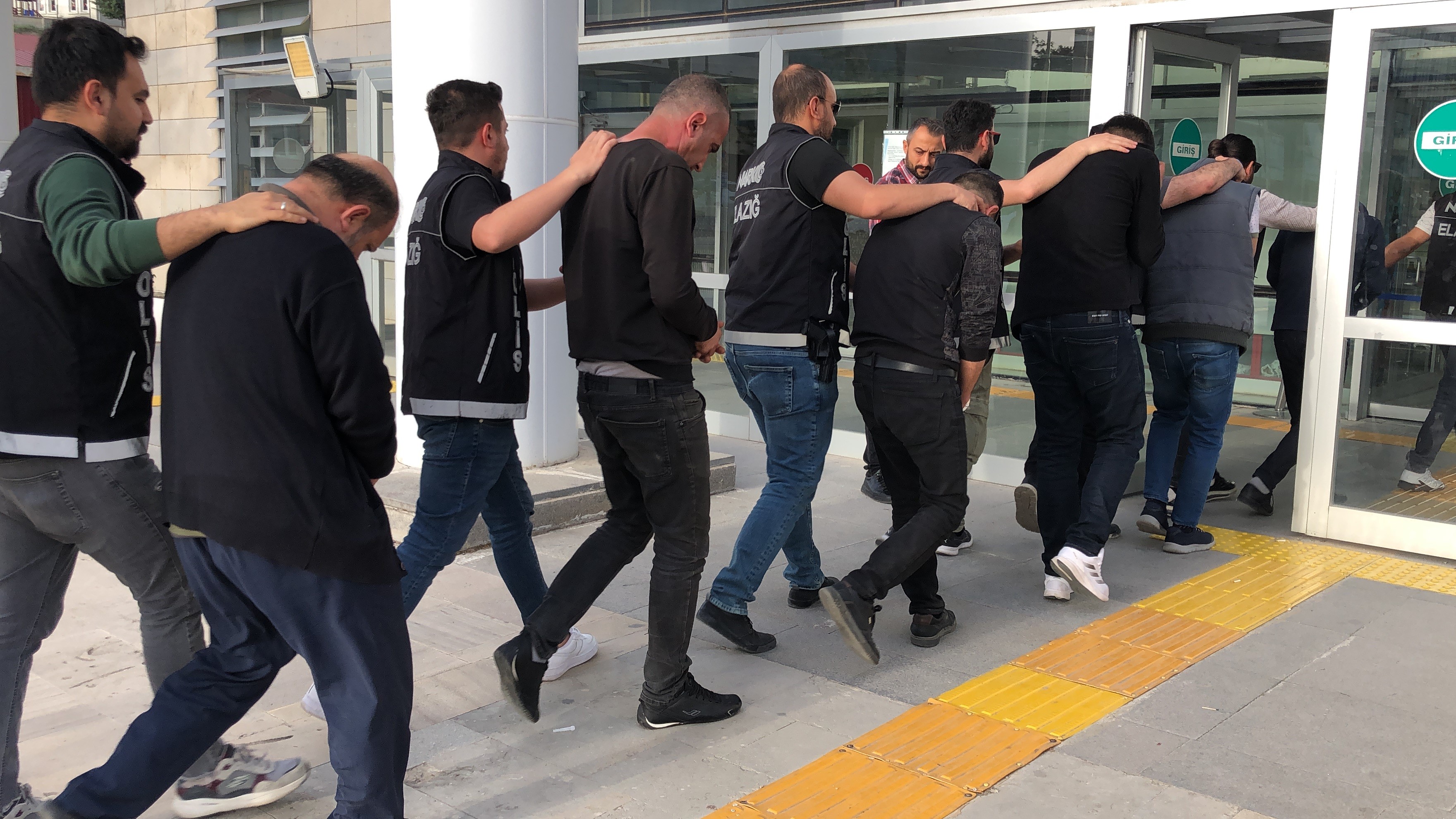 Elazığ'da sokak satıcılarına operasyon: 13 gözaltı