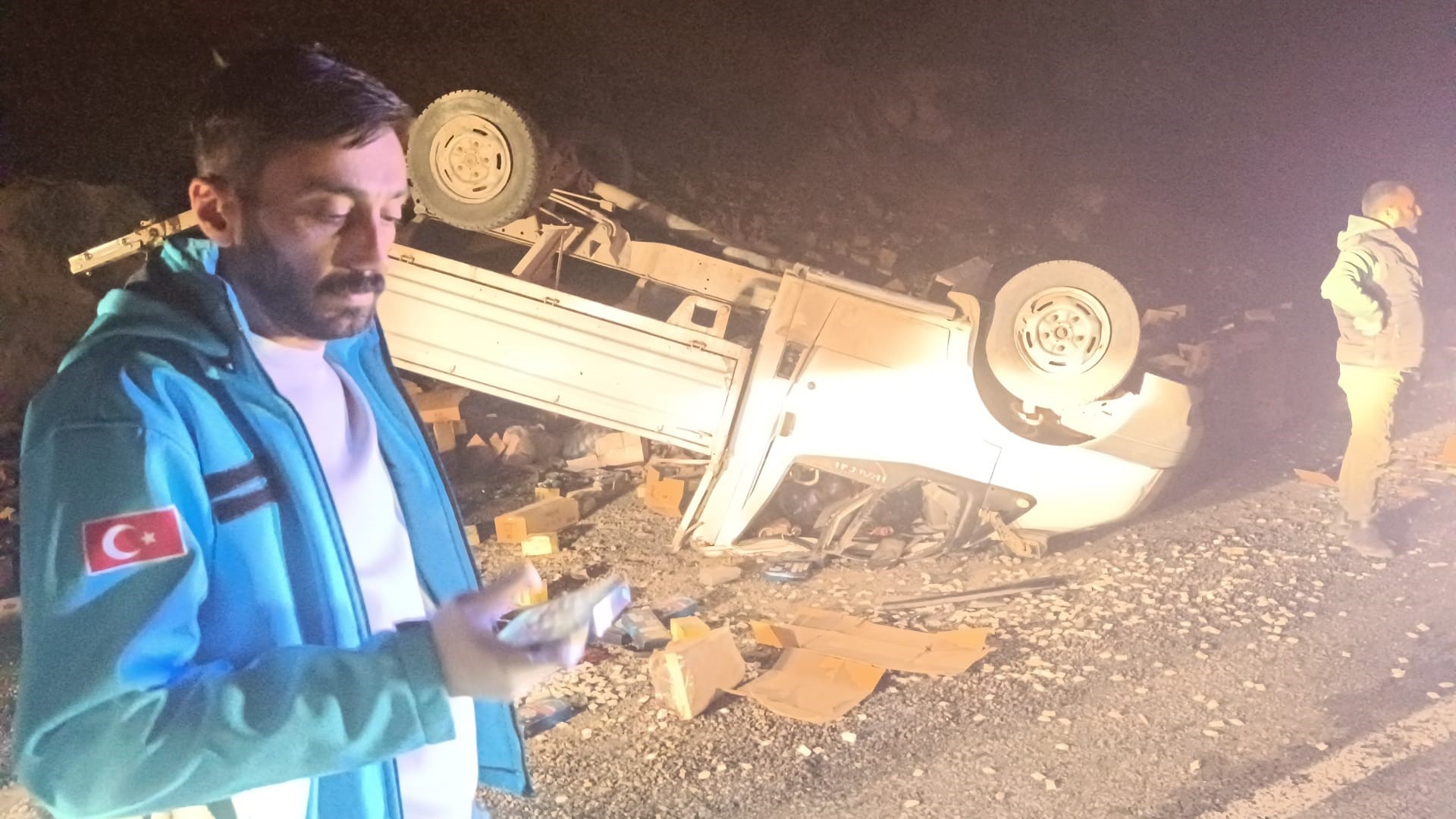 Hakkari'de lastiği patlayan kamyonet kaza yaptı: 2 hafif yaralı