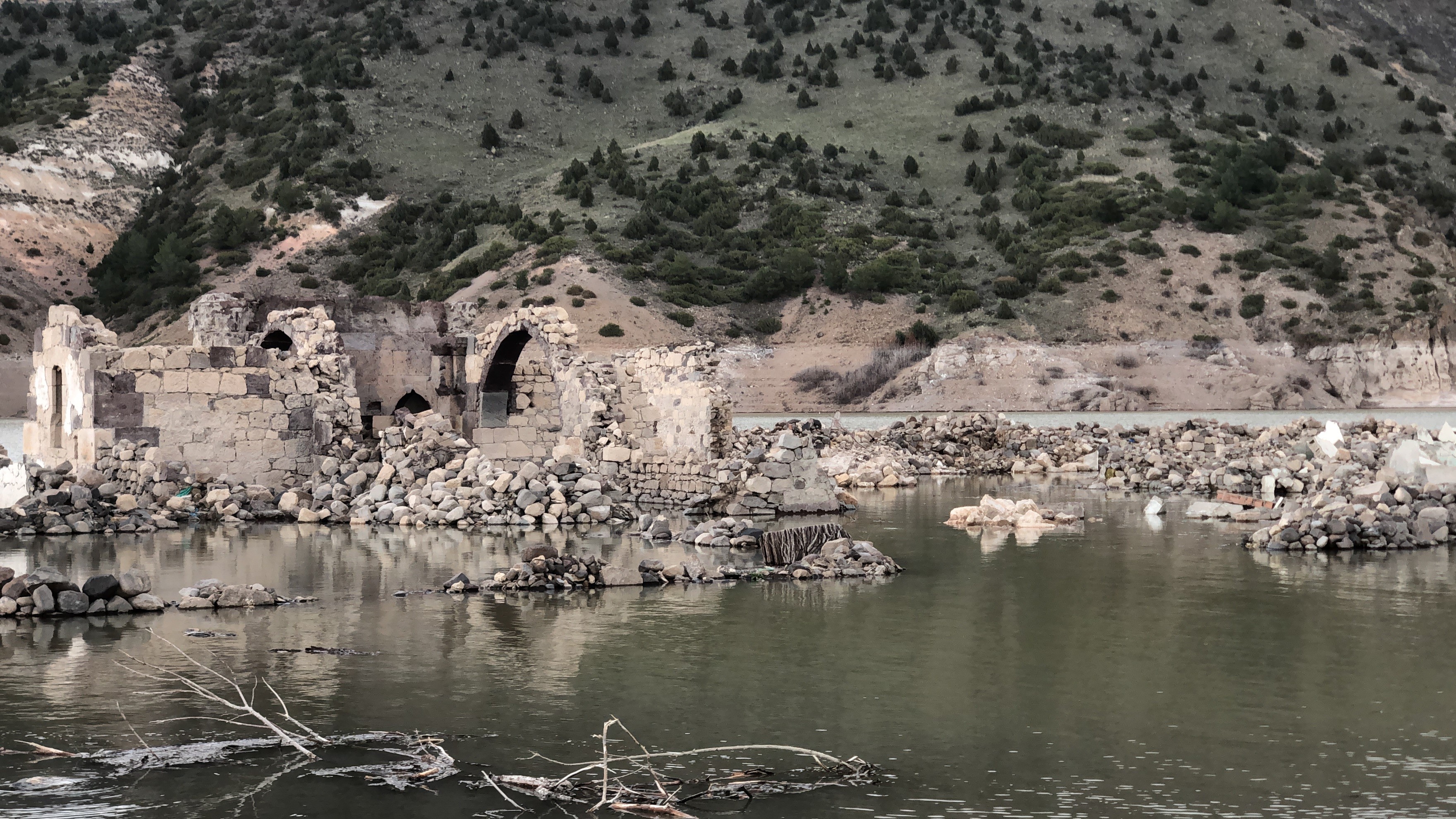 Kars'ta baraj kapakları kapandı, eski köy sular altında kaldı