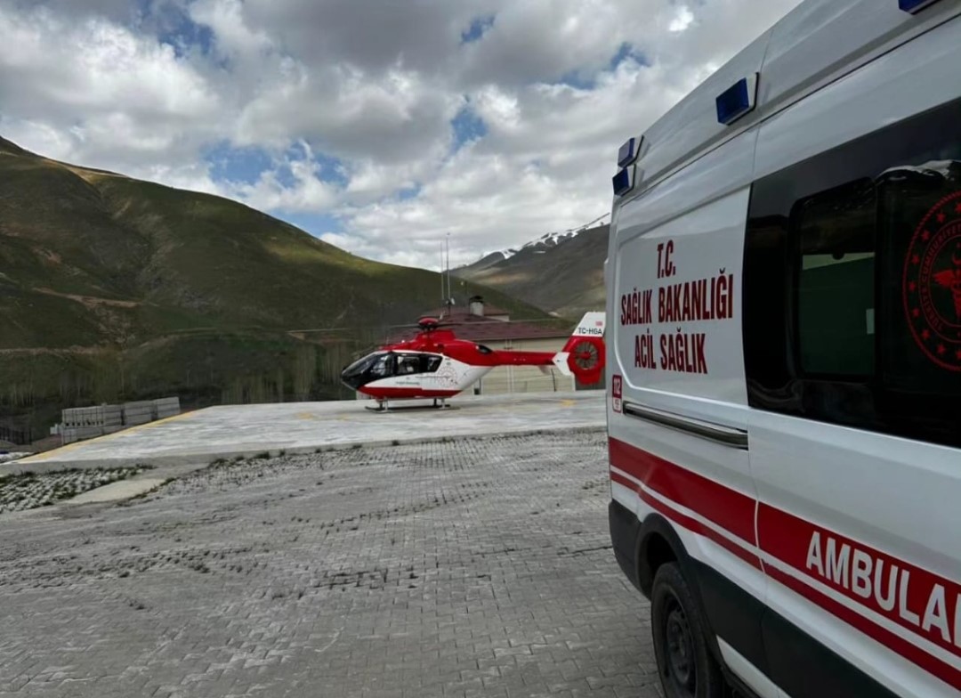 Van'da göğüs ağrısı olan hasta için ambulans helikopter havalandı