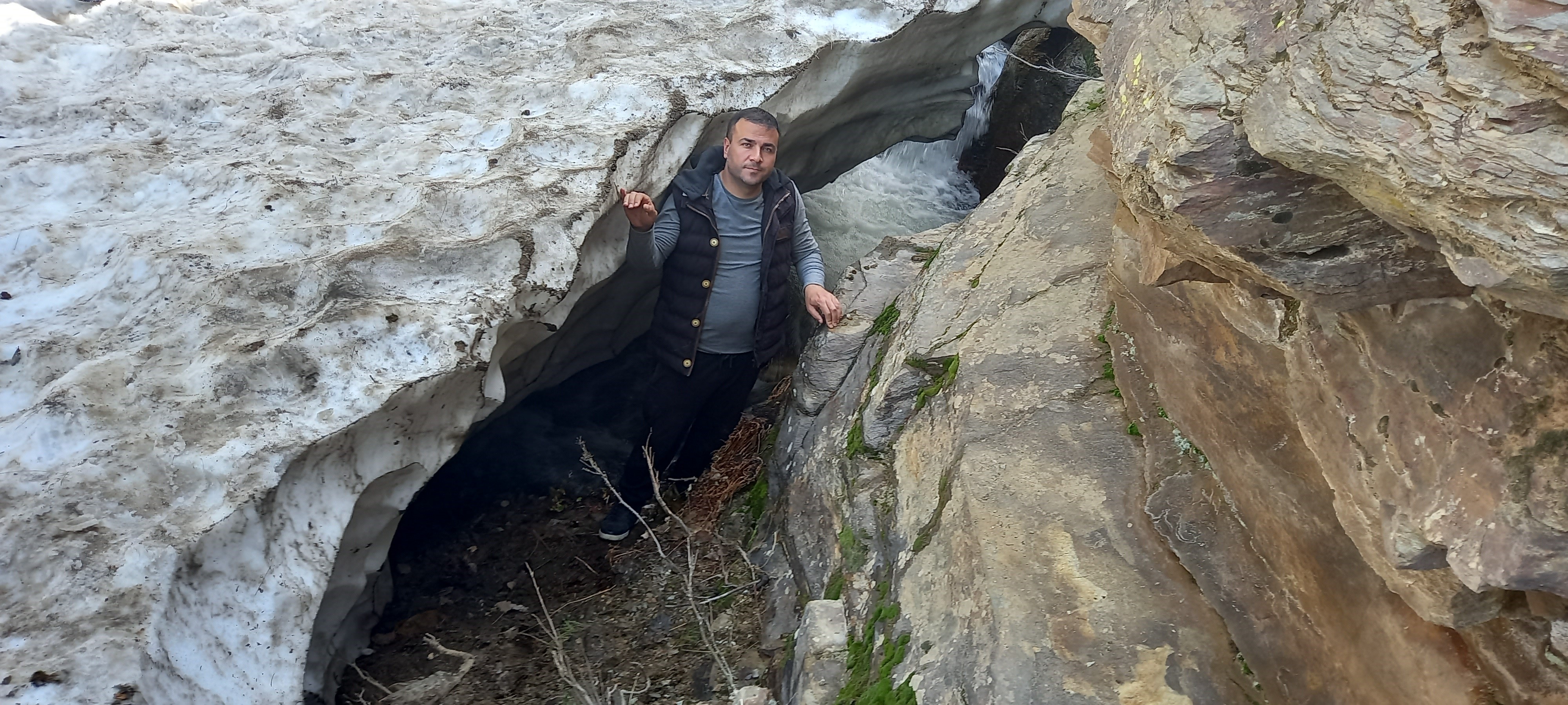 Bitlis'in kar tünelleri buzdan mağaraları andırıyor